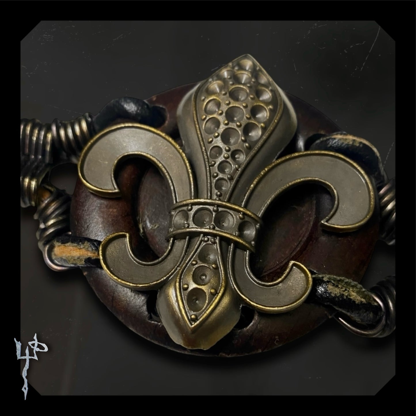 ‘𝓕𝓵𝓮𝓾𝓻 𝓭𝓮 𝓛𝓲𝓼’ Custom Wood Panel Waist Belt ⚔️